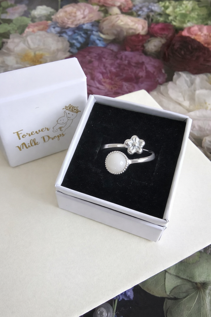 Adustbale breastmilk preservation ring presented in a box
