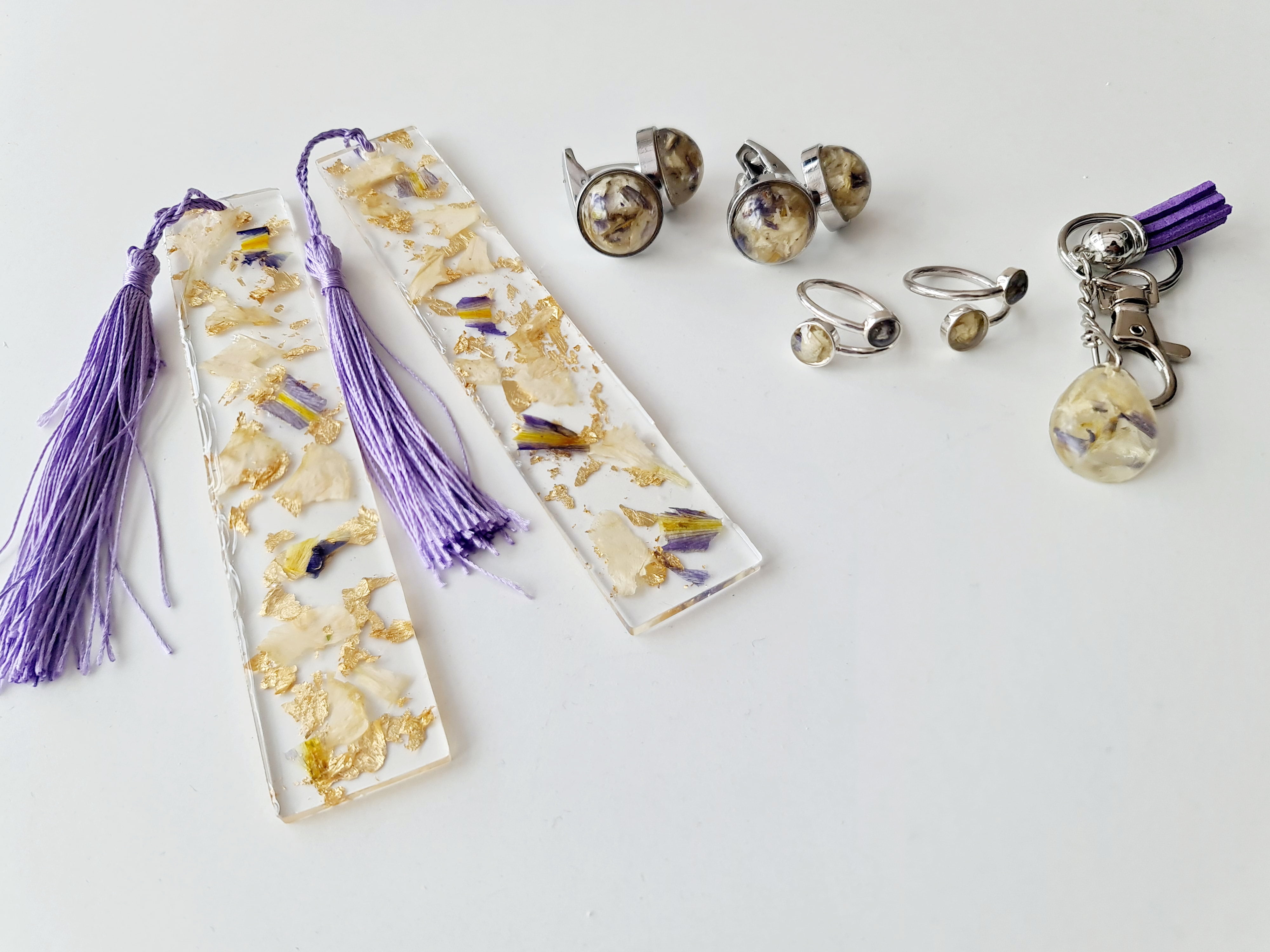 You are currently viewing How to Make Resin Bookmarks