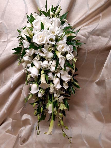 Read more about the article How Much Do Flowers Cost for a Wedding